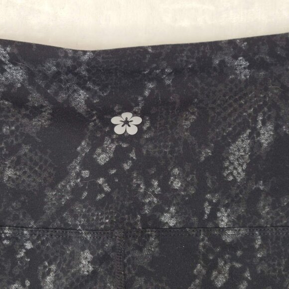 Tuff Athletics Snake Print Leggings Womens Size M Black Gray w/ Side Pockets - Picture 11 of 12